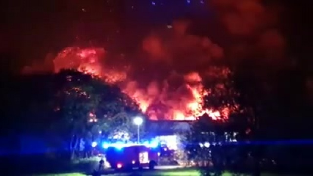 Gewerbehalle am Schützenhof in hellen Flammen